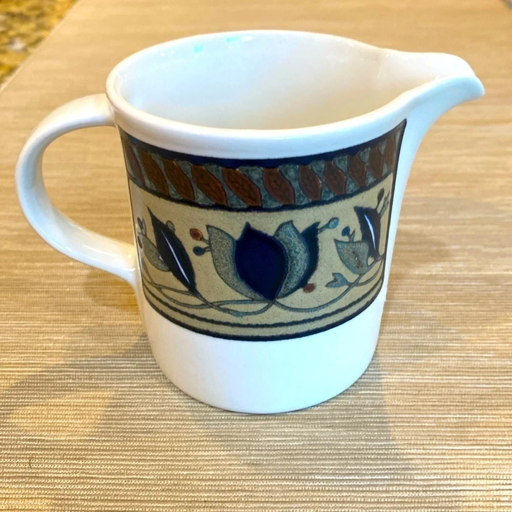 Mikasa Intaglio Arabella creamer dish. Capacity 8 ounce. Stonewear.